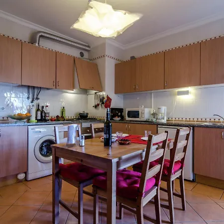 Cozy Lagos Apartment Near Beach *